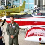 Ministra Delpiano informa avances del nuevo avión de instrucción T-40 Newén que construye ENAER