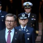 Ministro de Defensa Nacional recibe los saludos protocolares de la guardia de honor