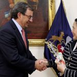 Destacada académica internacional se reúne con Ministro de Defensa