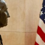 Ministro de Defensa y Embajador de EE. UU. develan busto de George Washington en la Escuela Militar