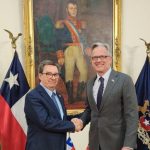Ministro Barros se reúne con embajador de Gran Bretaña en Chile